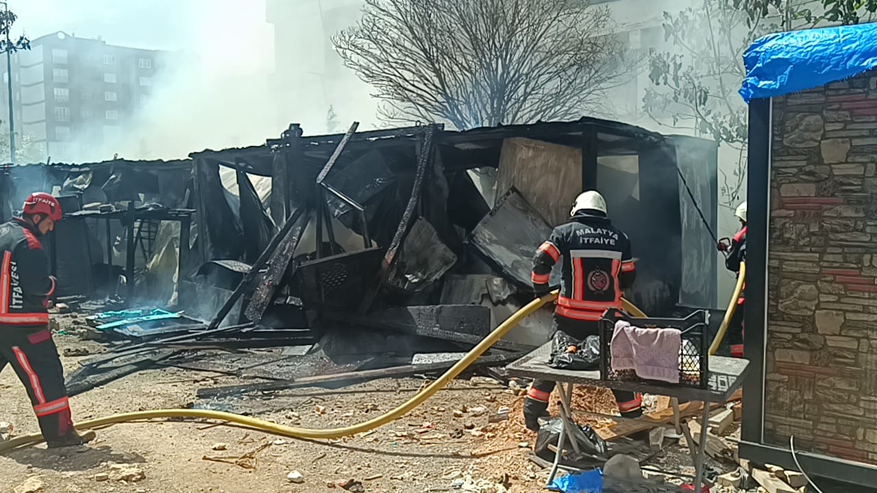 Bostanbaşı’nda Şantiye Yangını: 3 Konteyner Kullanılamaz Hale Geldi