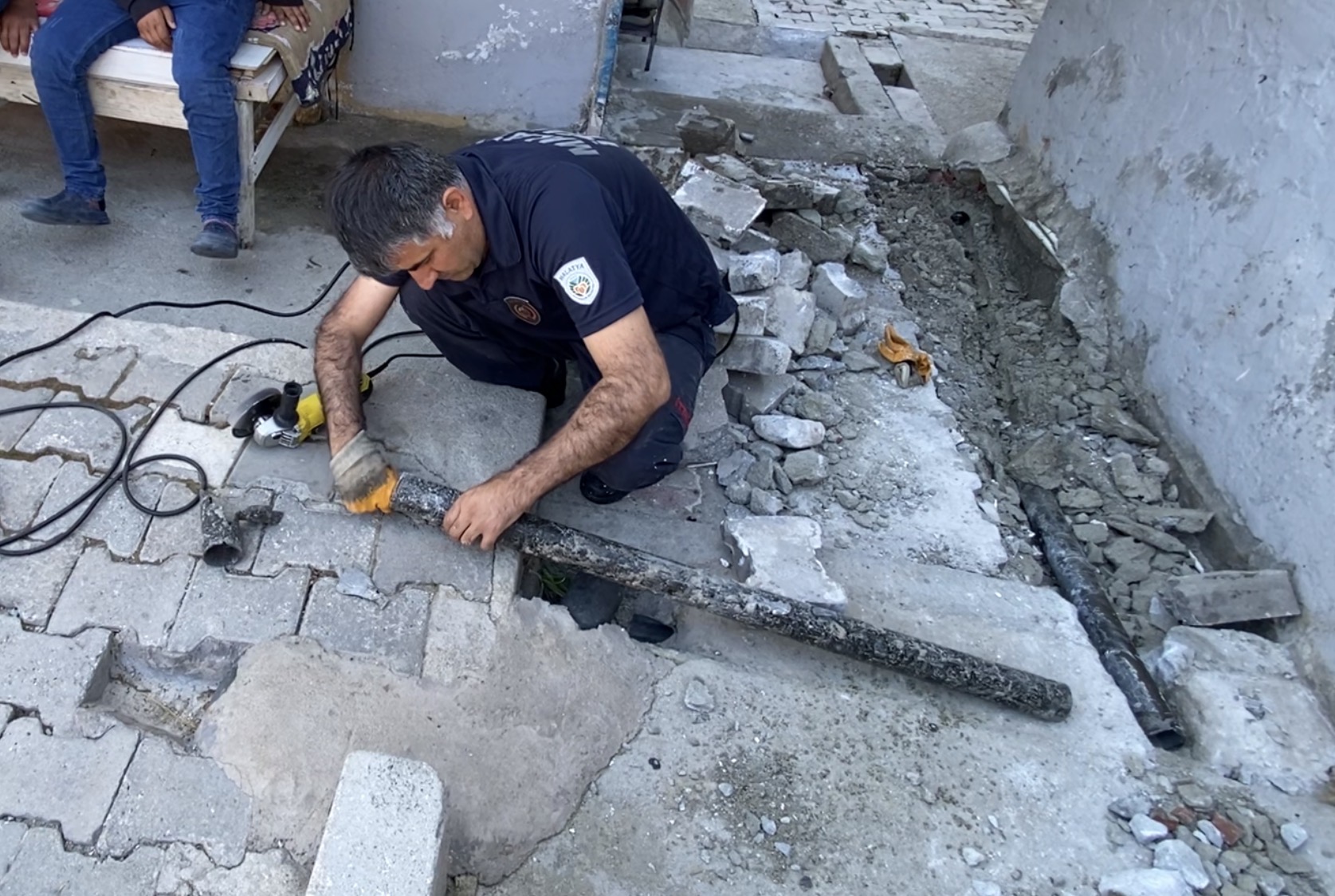 Beton Kırıldı, Boru Kesildi: Yavru Kediye Umut Operasyonu