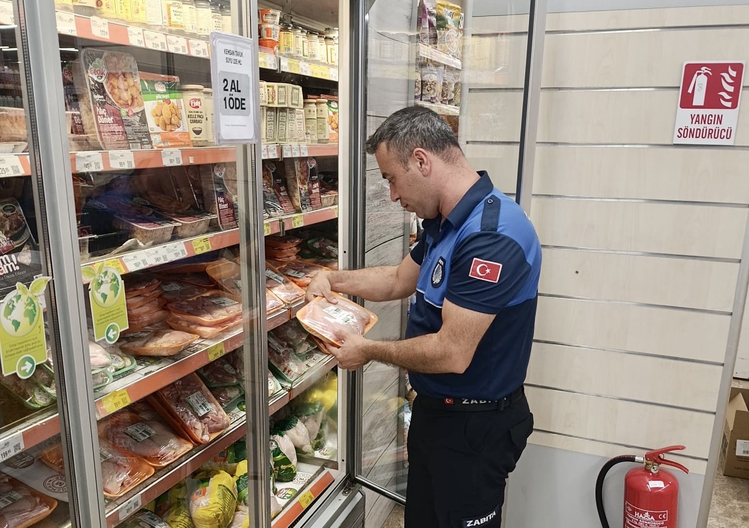 Battalgazi Zabıtasından Marketlerde Son Tüketim Tarihi Denetimi
