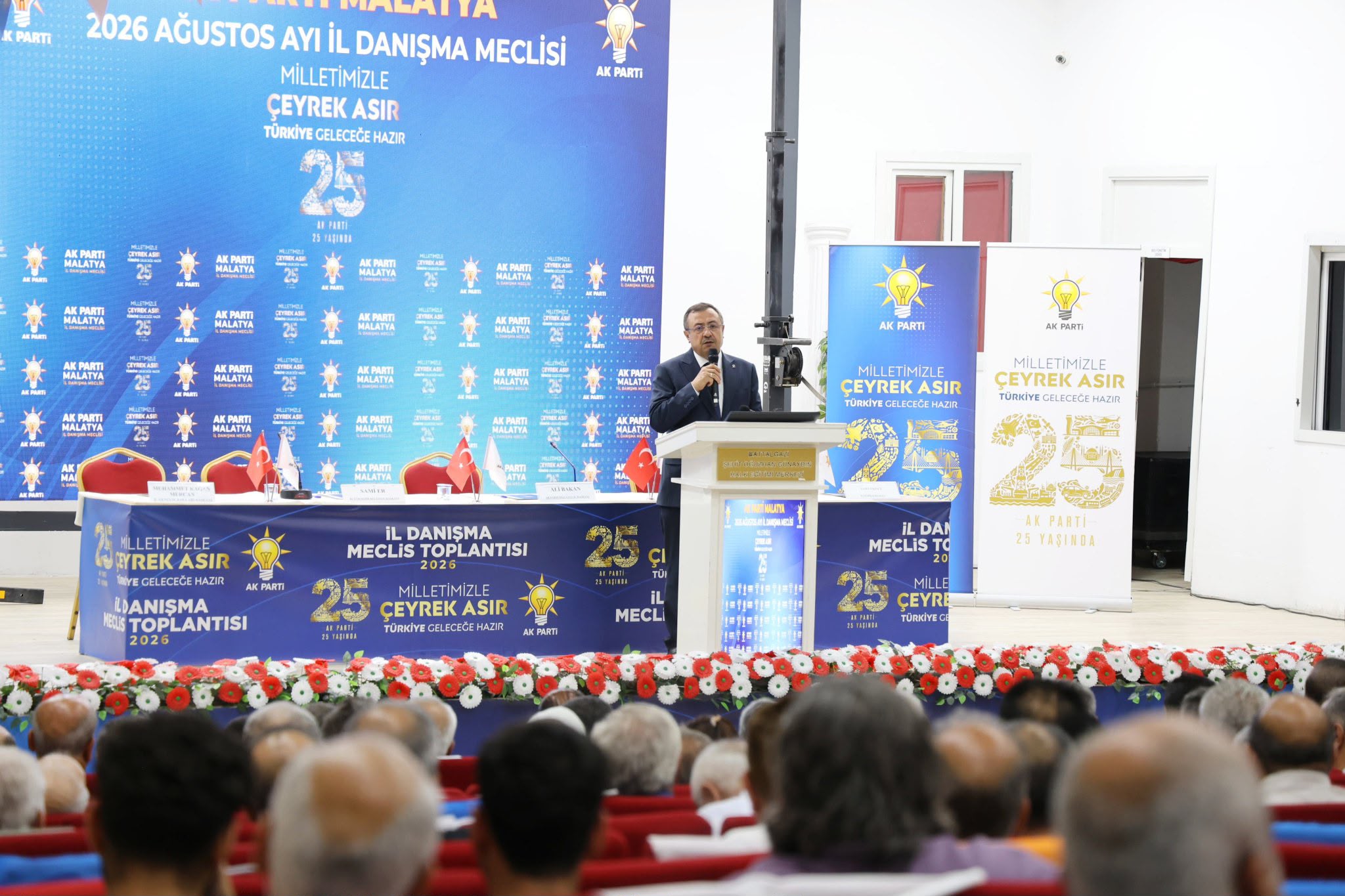 AK Parti Malatya İl Başkanı Ali Bakan, AK Parti’nin kuruluşunun 25. yılı dolayısıyla basın toplantısı düzenledi.