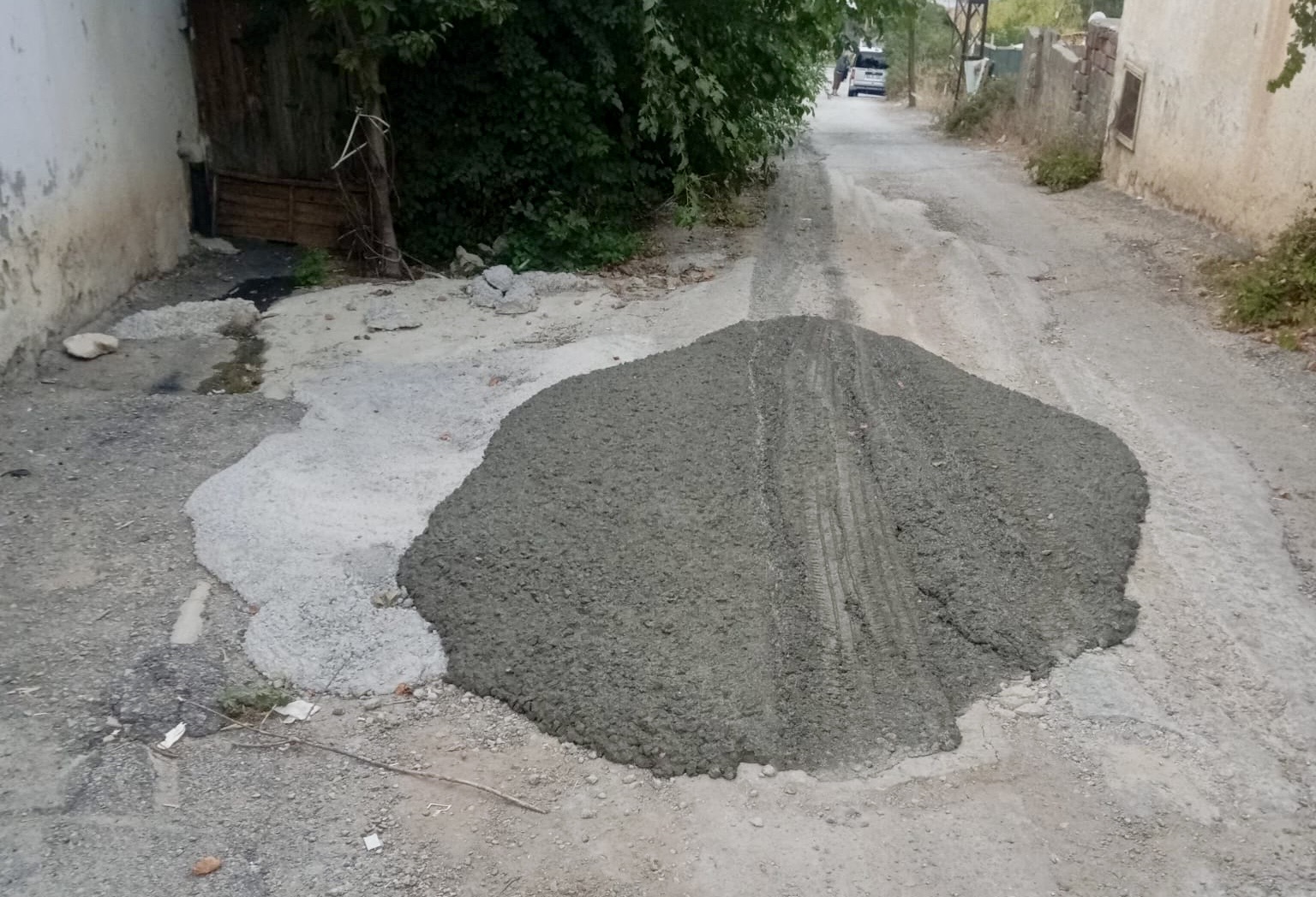Beton Mikseri Sokağa Harcı Döküp Gitti, Muhtar Ateş Püskürdü