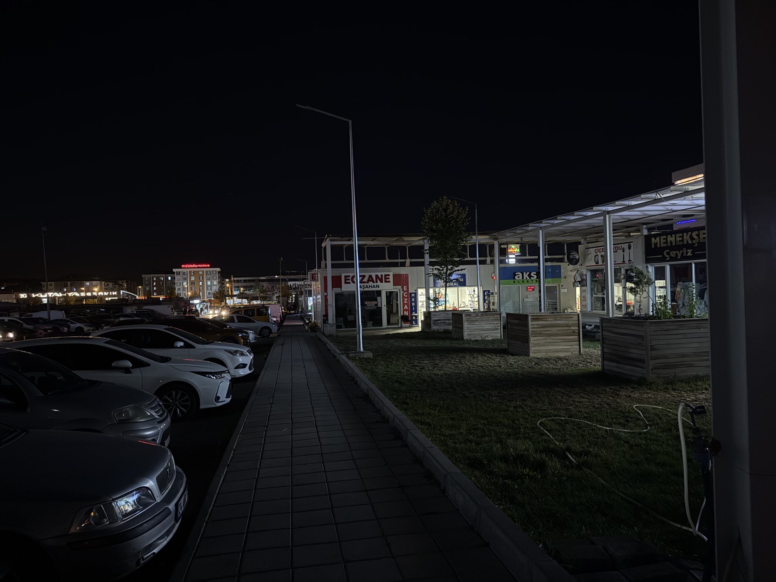 Geçici Ticaret Merkezi Karanlıkta, Esnaf Çözüm Bekliyor