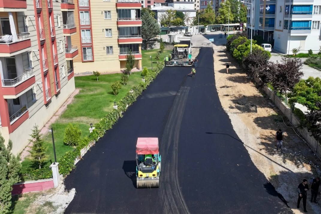 Başkan Geçit Çavuşoğlu Mahallesindeki Asfalt Serim Calışmalarını İnceledi