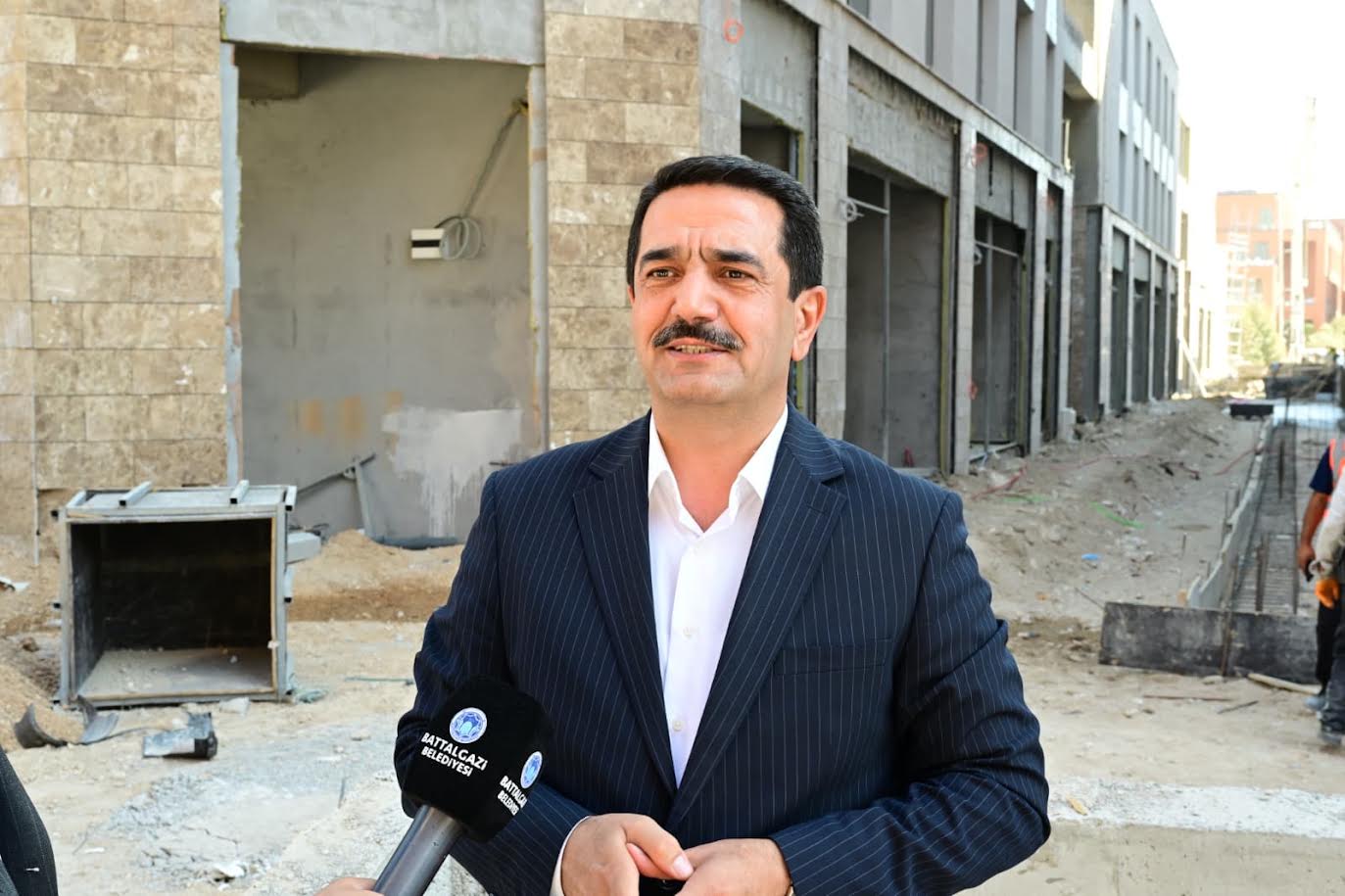 Başkan  Taşkından Şemsiye Sokak Müjdesi