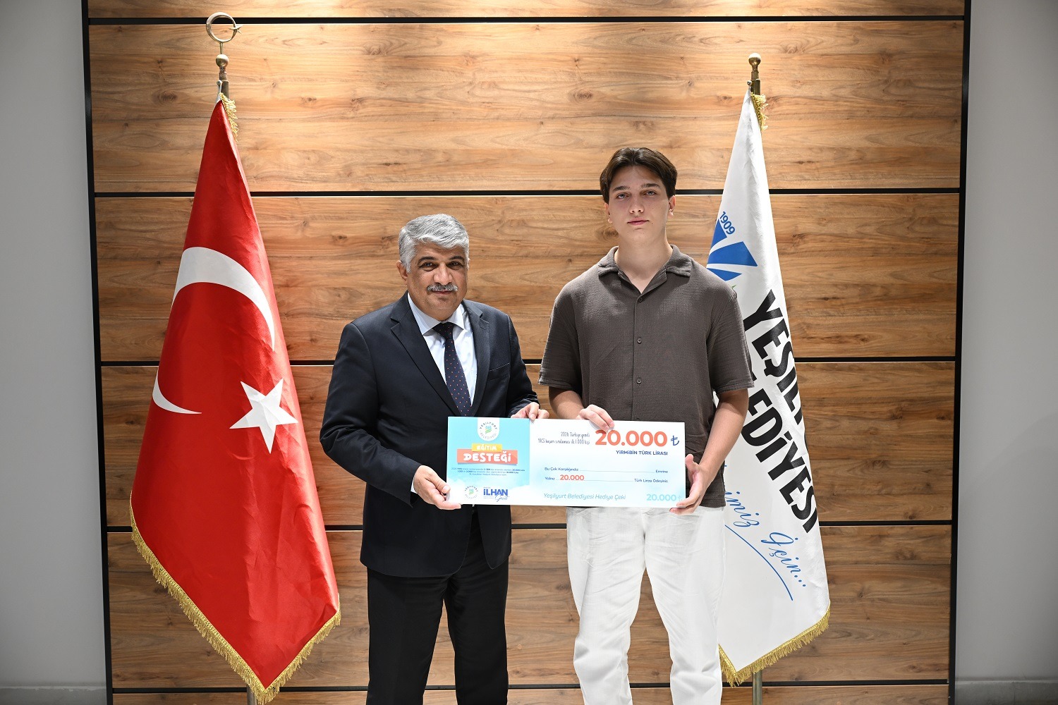 YKS’de Derece Yapan 31 Öğrenciye Başarı Ödülü