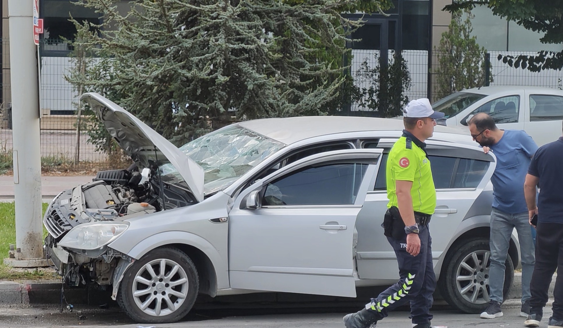 Malatya’da otomobil trambüs direğine çarptı: 2’si çocuk 4 yaralı