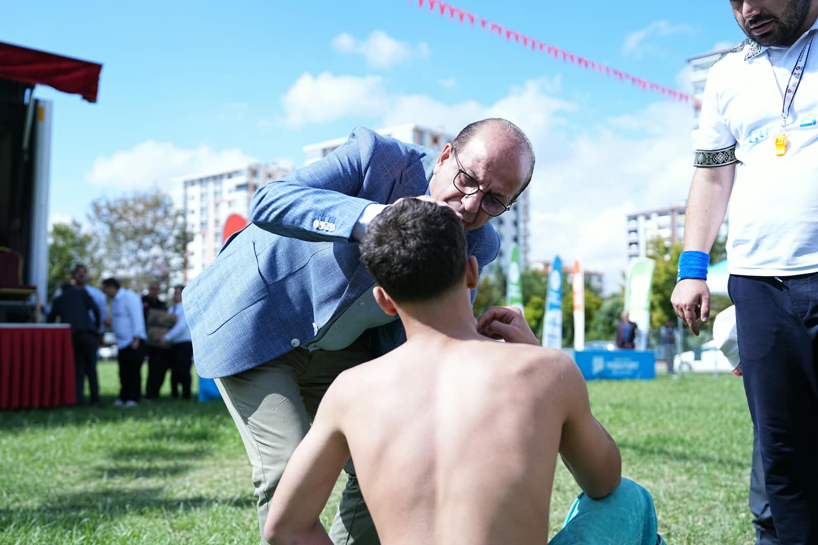 Başkan İlhan Geçit’ten Sakatlanan Güreşçiye İlk Müdahale