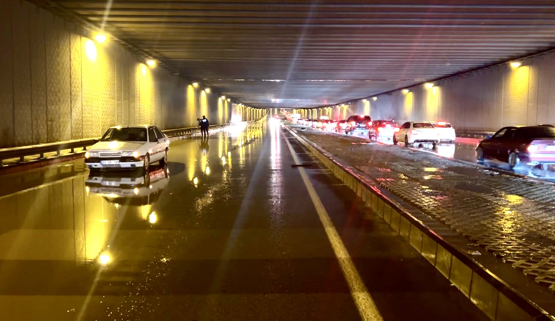 Malatya’da Alt Geçitler Suyla Doldu, Gözler Karayollarına Çevrildi