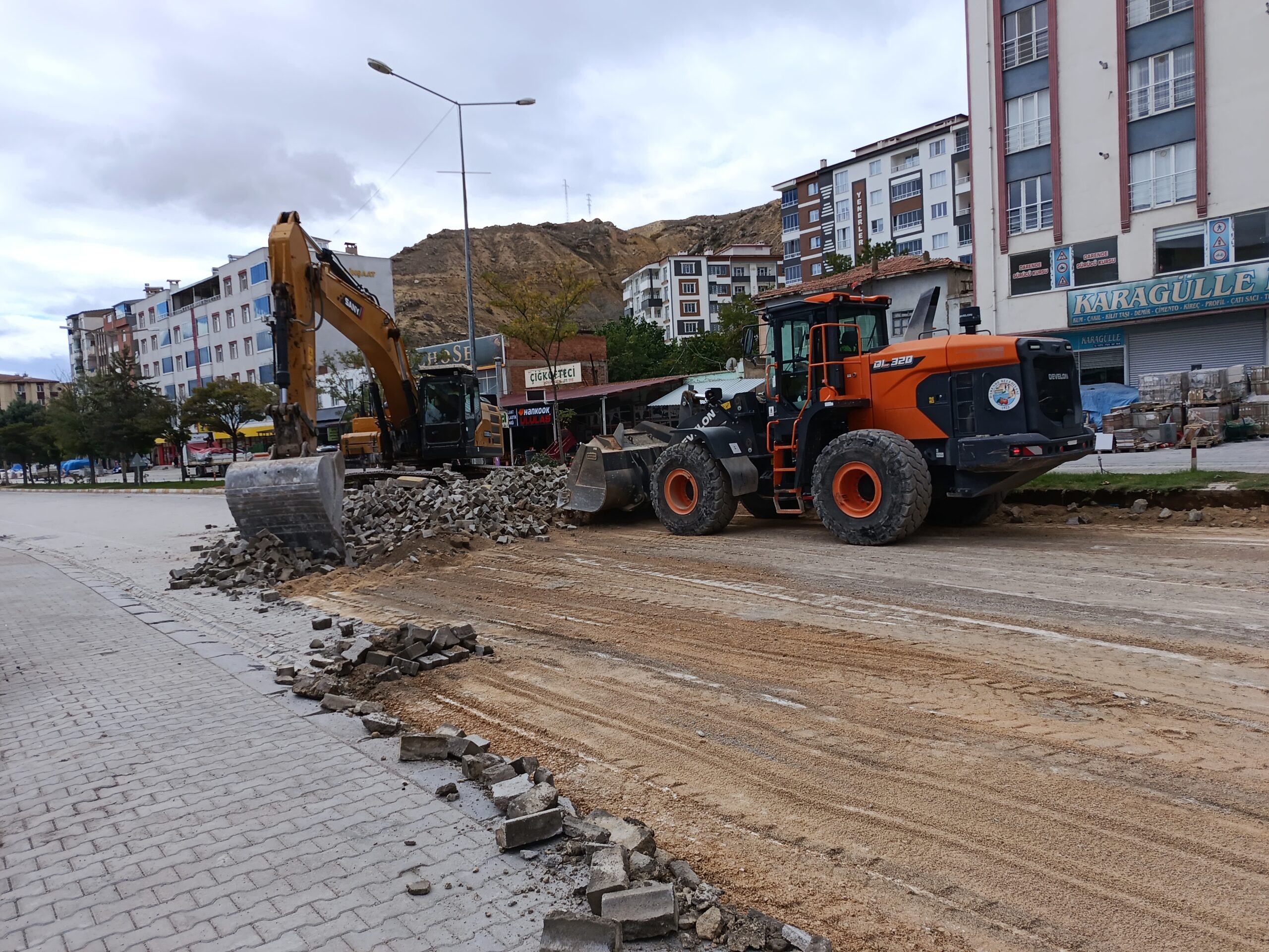 Darende’de D-300 Kara Yoluna Sıcak Asfalt