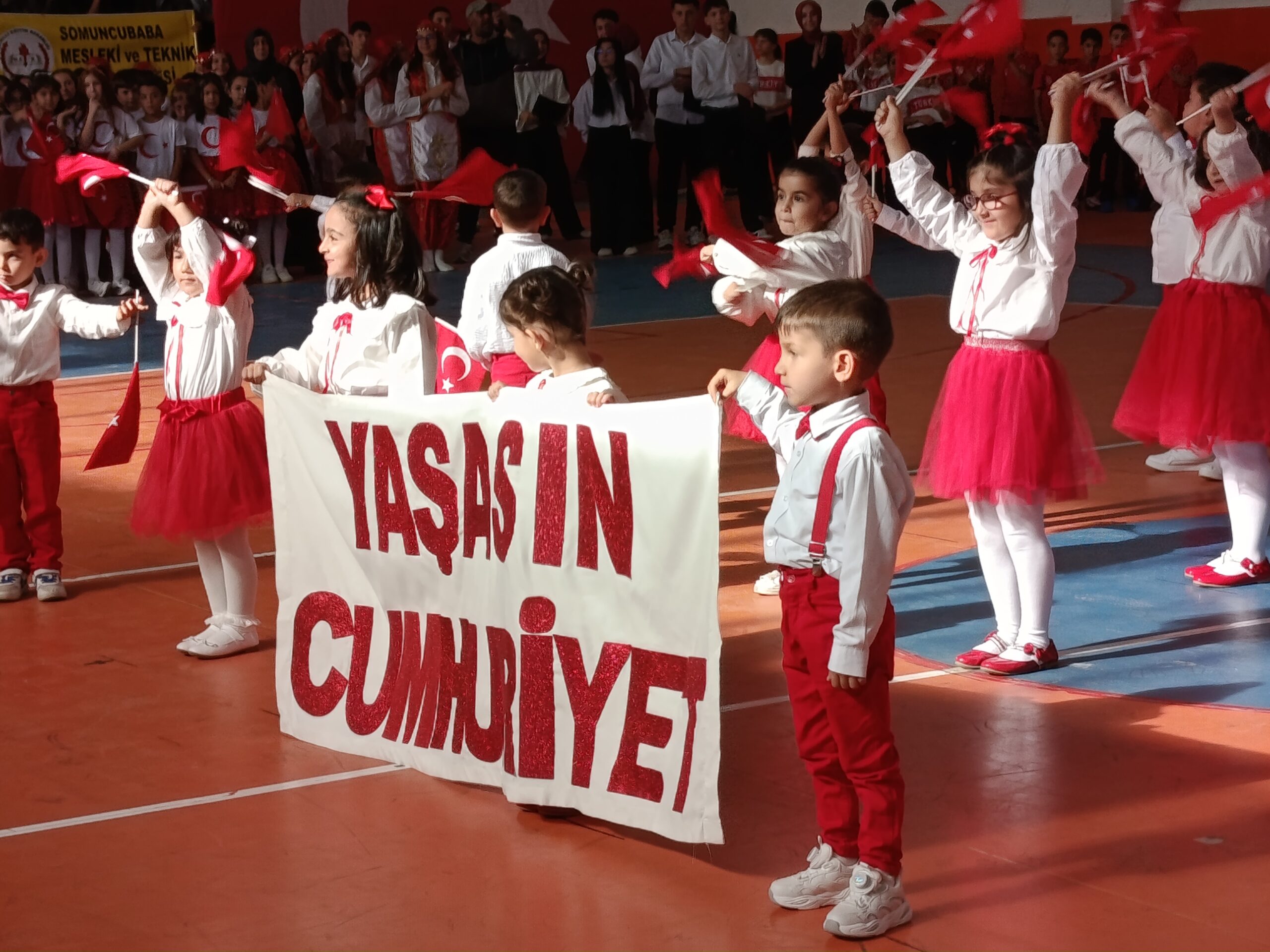 Darende’de Cumhuriyet Coşkusu Salona Sığmadı