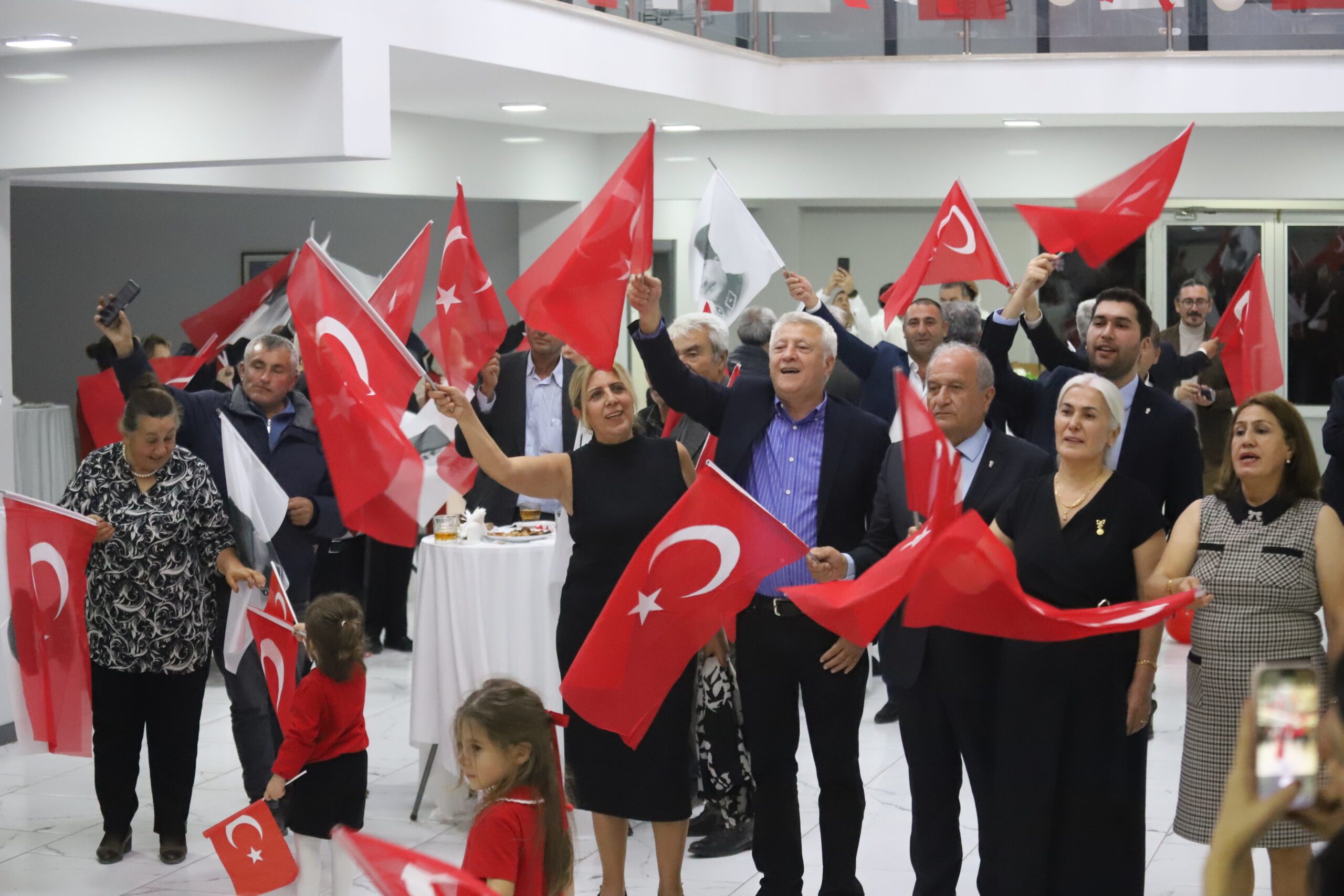 Hekimhan’da Cumhuriyet Coşkusu Salona Sığmadı! 103. Yıla Görkemli Kutlama