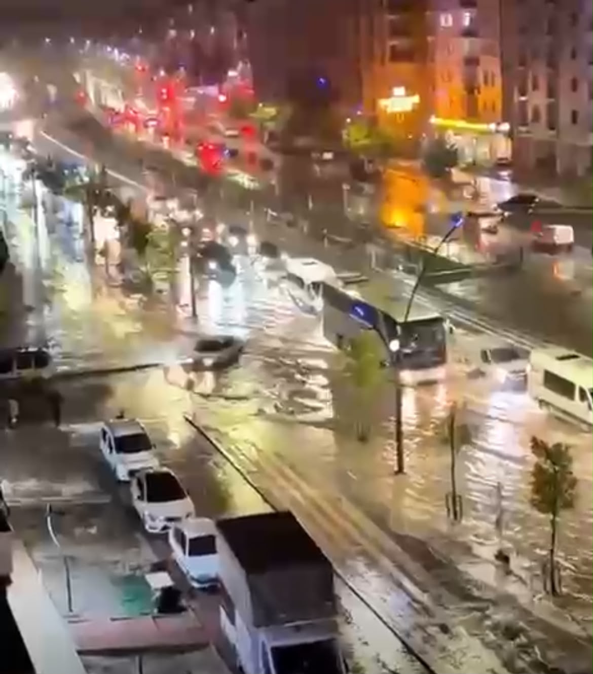 Malatyada Akşam Saatlerinde Etkili Olan Sağanak Yağış Kent Genelinde Hayatı Olumsuz Etkiledi